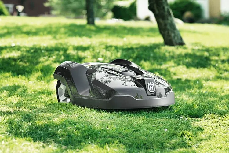 Husqvarna Automower Mähroboter auf dem Rasen